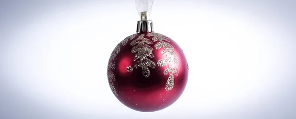 Червоний різдвяний м'яч ізольований на білому тлі — стокове фото