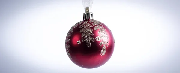 Bola roja de Navidad aislada sobre un fondo blanco — Foto de Stock