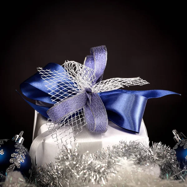 Крупним планом .Різдвяний подарунок і блакитні різдвяні кульки на святковому w — стокове фото