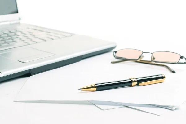 Primer plano. cuaderno, gafas y bolígrafo en el lugar de trabajo del busin —  Fotos de Stock