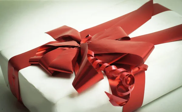 Closeup.Boxes z darami z piękną czerwoną wstążką — Zdjęcie stockowe