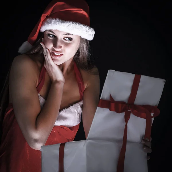 Hermosa mujer vestida como Santa Claus, abriendo la caja con hola —  Fotos de Stock