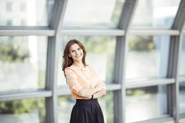 Portrait d'une femme d'affaires prospère près d'une grande fenêtre dans un bureau moderne — Photo