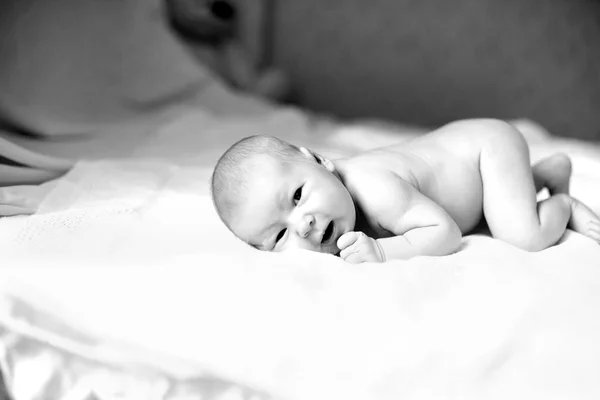 Zwart-wit foto in retro style.portrait van een pasgeboren baby — Stockfoto