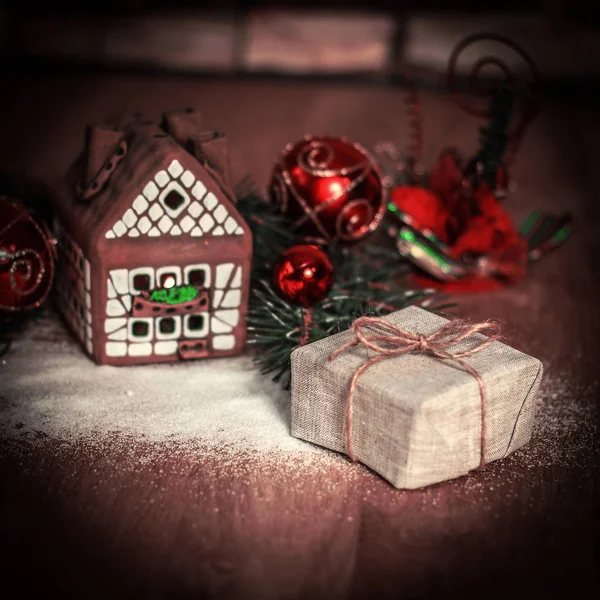 Різдвяний подарунок на фоні імбирного будинку — стокове фото