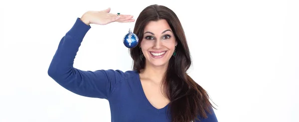 青いクリスマス ボールを保持している美しい若い女性. — ストック写真