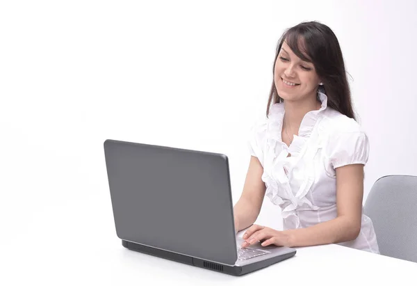 Jovem mulher digitando texto no teclado do laptop — Fotografia de Stock