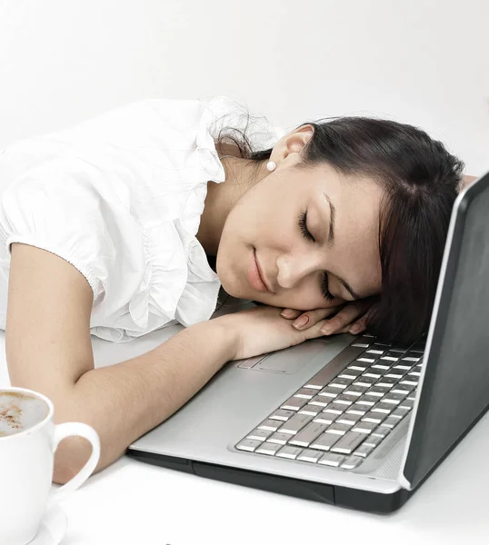 Closeup.young mulher de negócios dormindo no teclado do laptop — Fotografia de Stock