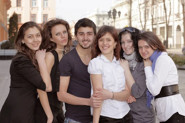 Porträtt av grupp studenter stående på gatan . — Stockfoto