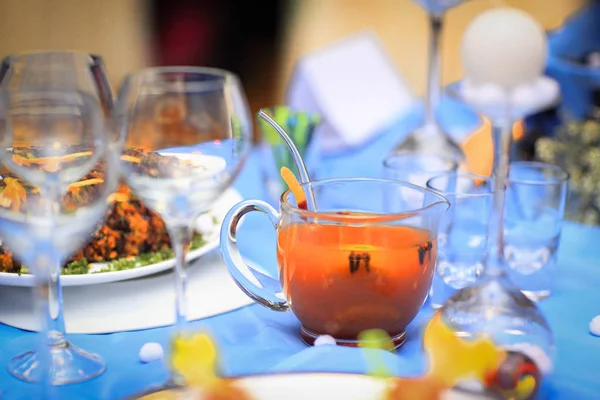 Tasse mit Fruchtkompott auf dem Tisch — Stockfoto