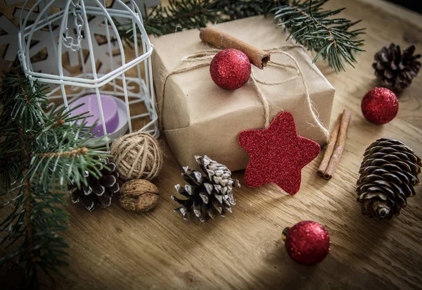 .box s dárkem na vánoční pozadí. retro styl — Stock fotografie