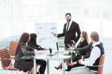  üst düzey yöneticisi şirket ve iş takım, yeni bir mali proje sunumu üzerinde bir tartışma ev sahipliği yapıyor