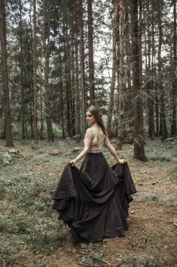 bir gelin portresi açık havada ormanda sigara geleneksel gelinlik giymiş