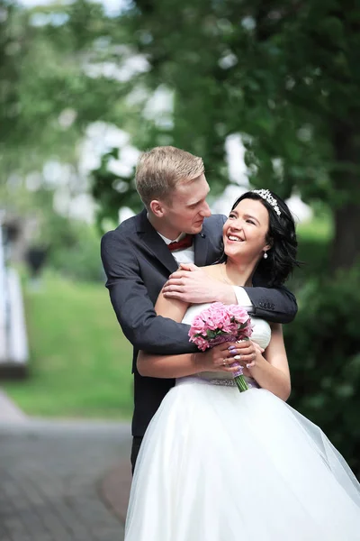 Щаслива молода наречена і наречена на вулиці в день весілля . — стокове фото