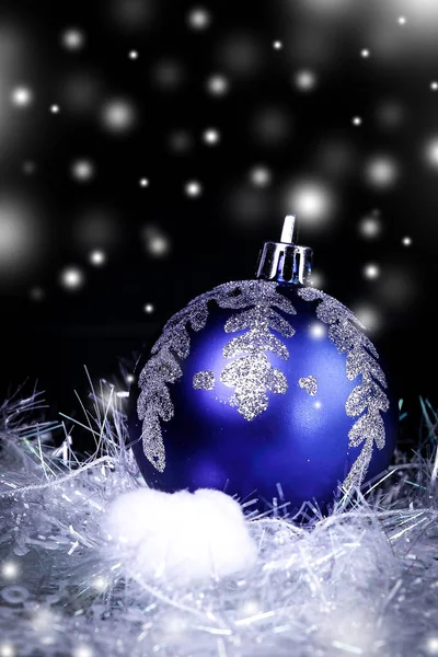 Modrý vánoční míč na černém pozadí.Vánoční přání — Stock fotografie