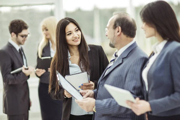 Los empleados discuten sus objetivos antes del inicio del taller — Foto de Stock