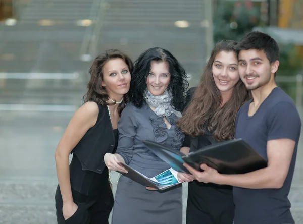 Equipe de negócios criativa de pé perto de prédio de escritórios — Fotografia de Stock