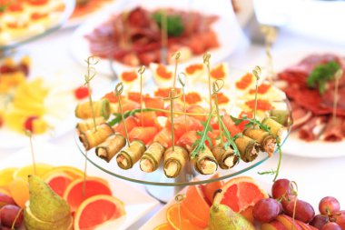 Tablo catering hizmeti gümüş ve cam ile ayarlayın.