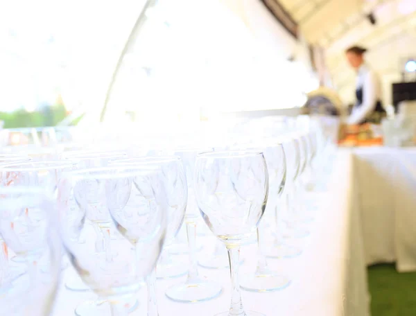 Catering tabell anger tjänsten med bestick och glas — Stockfoto