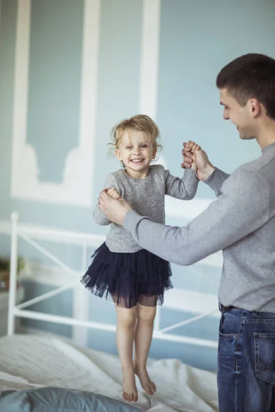 Sevgi dolu baba mutlu küçük kızı ile çalış — Stok fotoğraf