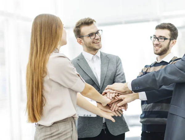 Концепция успеха в бизнесе: дружелюбная бизнес-команда, стоящая в кругу и объединяющая его руки — стоковое фото