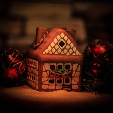 Zencefilli kurabiye evi ve Noel süslemeleri.