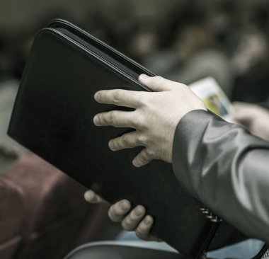 iş dünyasında başarı kavramı: konferans odasında otururken belgeler için bir klasör ile başarılı bir iş adamı.