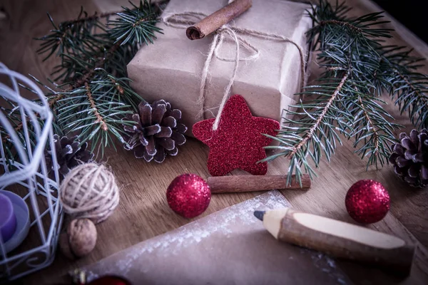 Regalo di Natale, bastoncini di cannella e decorazione natalizia — Foto Stock