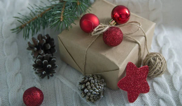 Caixa de presente e árvore de Natal ramo e decorações em branco — Fotografia de Stock