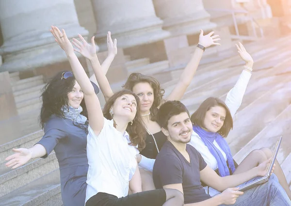 Grupo de estudantes universitários felizes em frente ao edifício da universidade — Fotografia de Stock