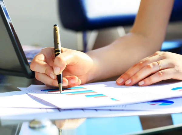Bizneswoman pisząca długopisem — Zdjęcie stockowe
