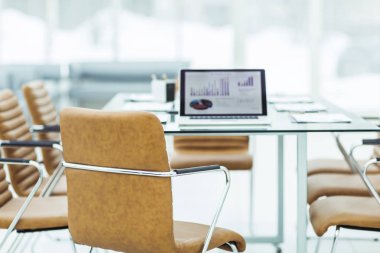  dizüstü bilgisayar ile modern bir ofis Manager'da tabloda mali çizelgeleri ile açın.