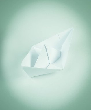origami tekniğinde yapılmış kağıt tekne.