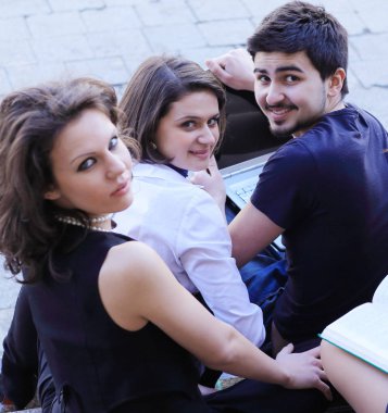 arka view.group öğrenci dizüstü kullanarak ders için hazırlamak