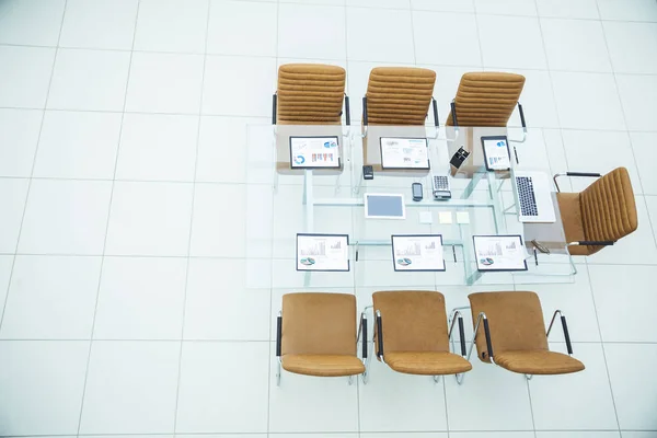 Stühle und Schreibtisch mit Dokumenten und Laptop für Verhandlungen mit Geschäftspartnern — Stockfoto