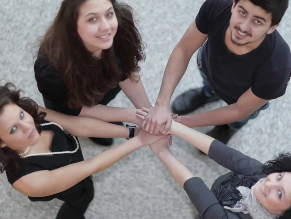 Retrato del exitoso equipo de negocios en el fondo de la oficina . — Foto de Stock