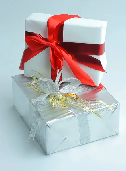 Closeup.white caja con gift.isolated en blanco —  Fotos de Stock