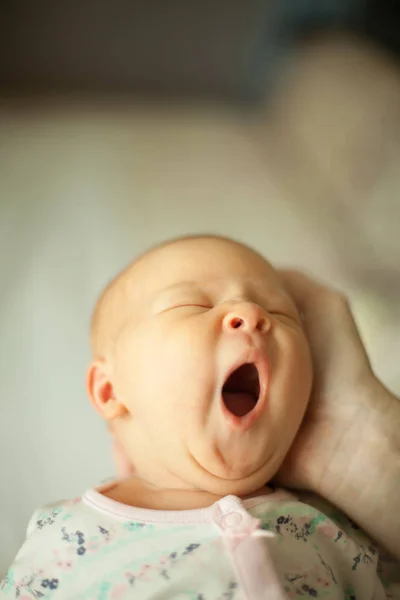 Schattige gapende baby aan de kant van zijn moeder — Stockfoto