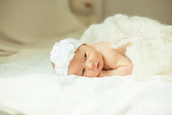 Porträtt av en nyfödd baby i föräldrar säng. — Stockfoto