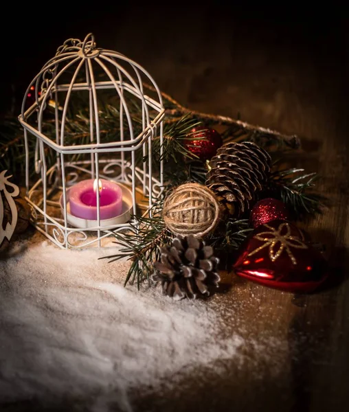 Vela de Natal e acessórios festivos em um fundo preto. — Fotografia de Stock