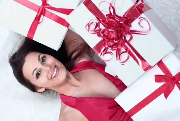 Primer plano. mujer hermosa entusiasta con su regalo . —  Fotos de Stock