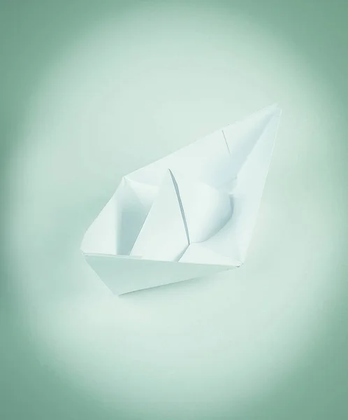 Paper boat made in the technique of origami. — Stock Photo, Image