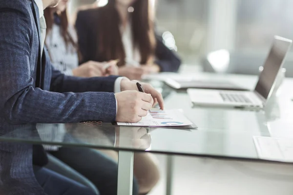 Equipo de negocios está trabajando con documentos financieros en el lugar de trabajo en la oficina — Foto de Stock