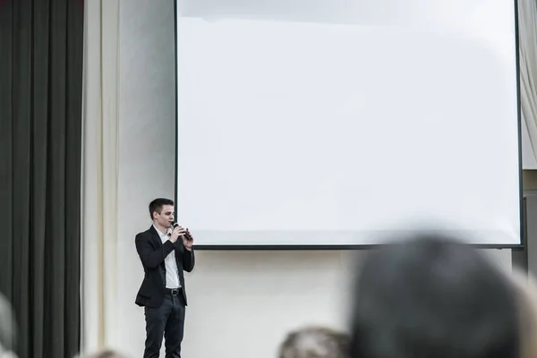 Referent führt die Geschäfte der Konferenz im modernen Konferenzraum — Stockfoto