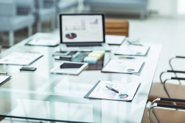  İşyeri dizüstü bilgisayar ve çalışma evrak için modern bir ofis iş takım