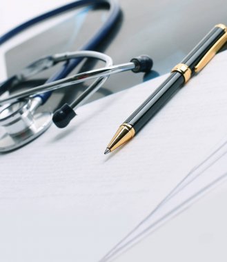 stetoskop, x-ışını ve kalem masada.