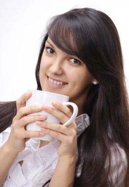 bir fincan çay tutan güzel genç kadın portresi