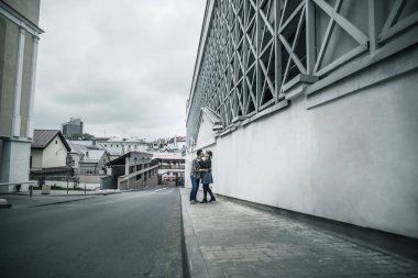 modern bir şehir sokakta yürüyen aşık Çift.