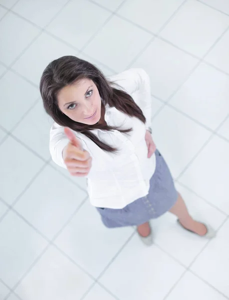 Vista desde el top.in completo growth.successful mujer de negocios mostrando pulgar hacia arriba —  Fotos de Stock