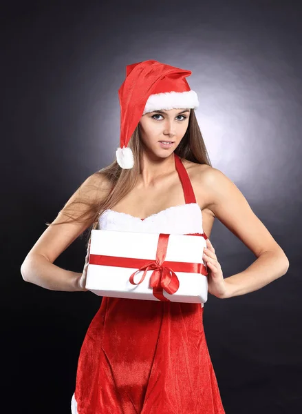 Bela mulher em traje de Papai Noel com shoppin de Natal — Fotografia de Stock